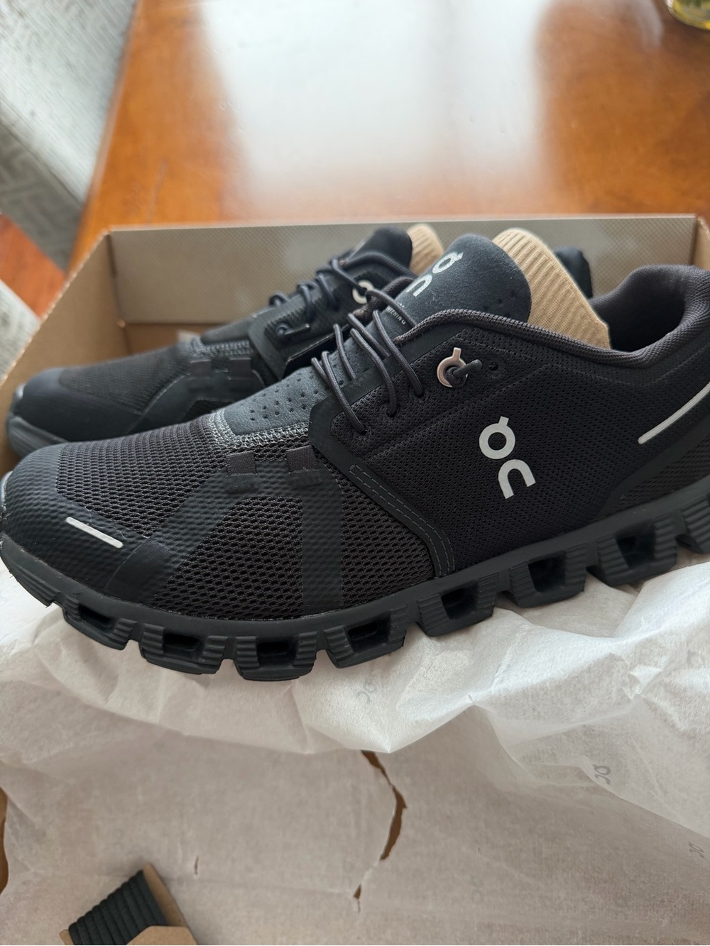 On Cloud 6 Women’s Running Shoes in Black/Black. - Picture 3 of 6